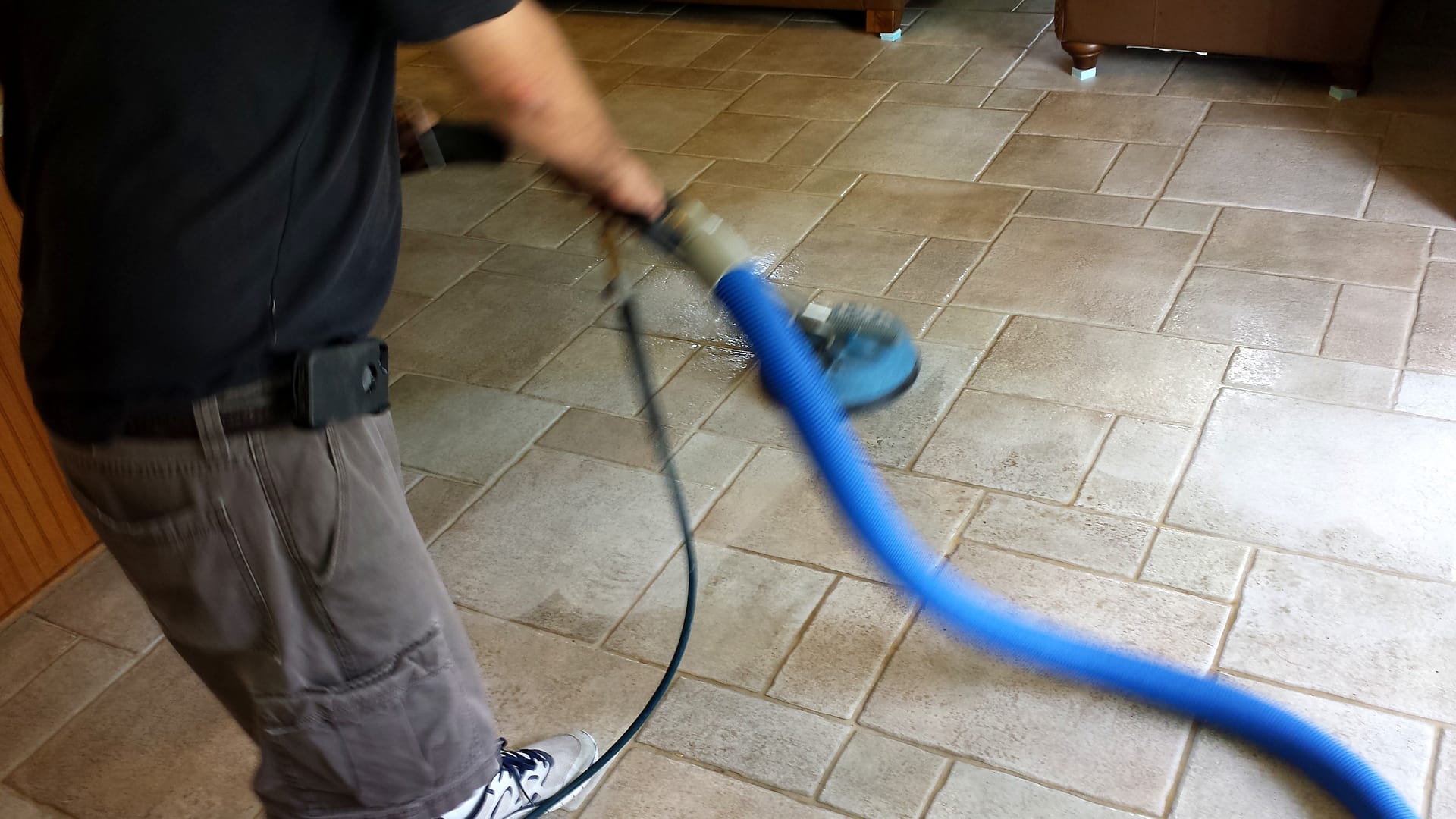 Tile and grout cleaning with a pressurized head